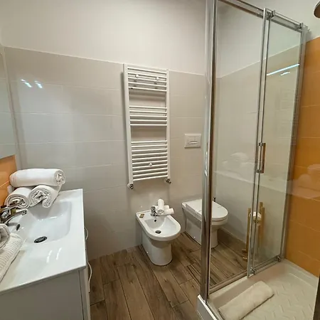 Casa de hóspedes Airuno Rooms 3*