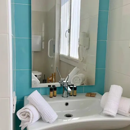 Airuno Rooms בית הארחה 3*